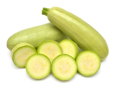 Taze Squash sebze iliği kabak tüm ve halkalar izole 