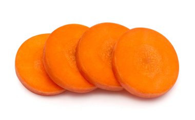 Beyaz arka planda izole havuç dilim. Yaratıcı sağlıklı gıda