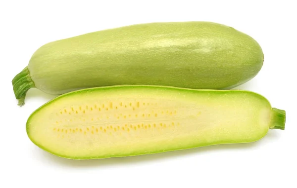 Čerstvé squash zeleninové dřeň cukcchini vcelku a napůl izolované o — Stock fotografie