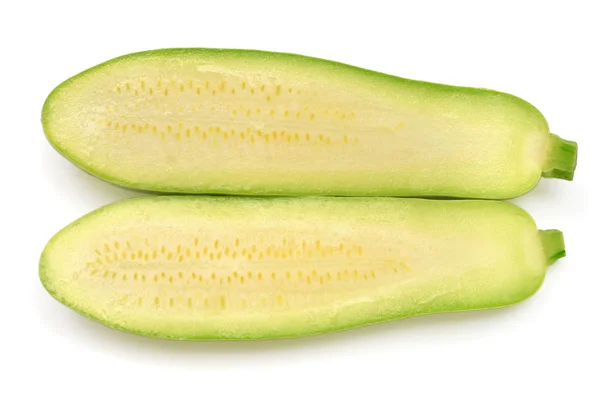 Zwei halbe frische Zucchini aus dem Gemüsemark des Kürbisses isoliert an Pfingsten — Stockfoto