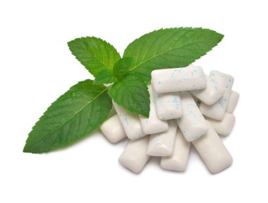 İzole üzerinde beyaz arka plan sakız ile taze nane yaprakları.