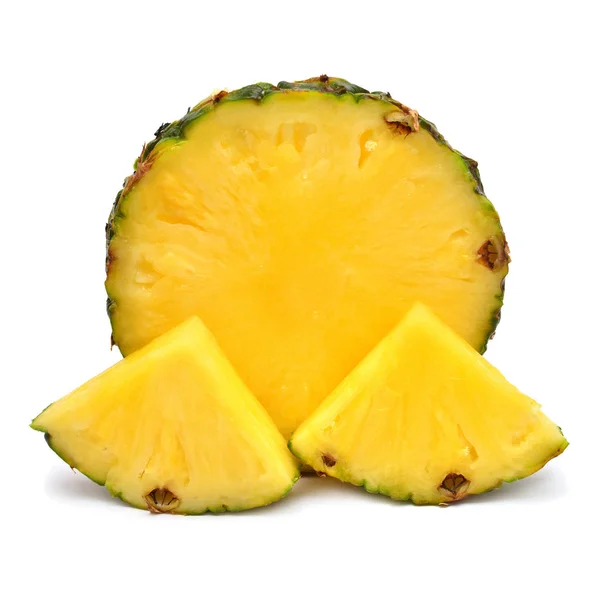Gesneden en ringen van zomer ananas fruit geïsoleerd op witte BAC — Stockfoto