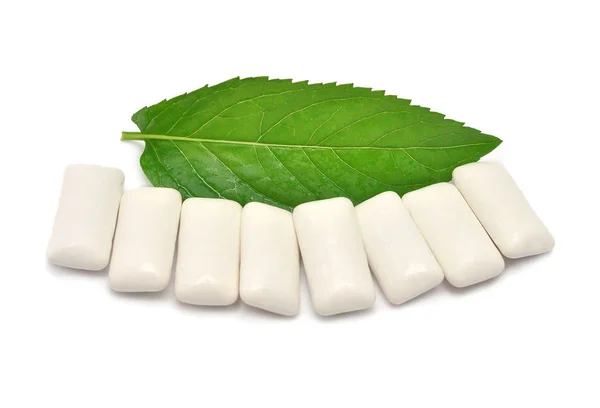 Chewing gum with fresh mint leaves isolated on white background. — Stock Photo, Image