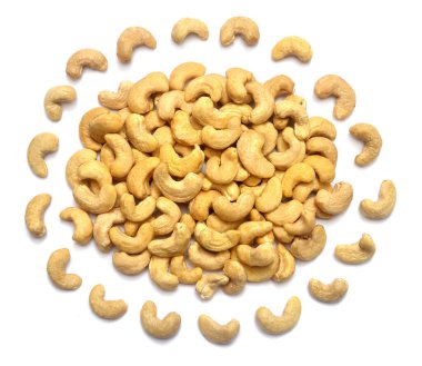 Beyaz arka planda izole edilmiş kaju fıstığı. Mükemmel bir rötuşlama, fotoğrafın tam derinliği. Üst manzara, düz uzanma