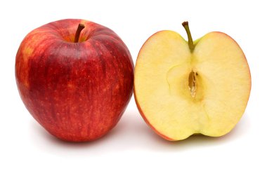 Kırmızı elma ve beyaz arka planda yarı izole edilmiş. Mükemmel bir rötuşlama, fotoğrafın tam derinliği. Yaratıcı fikir meyve suyu ve içecek. Üst manzara, düz uzanma