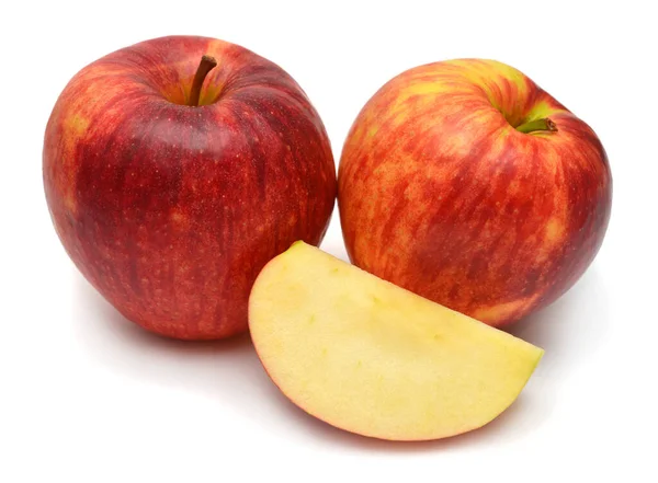Rote Äpfel Und Scheiben Isoliert Auf Weißem Hintergrund Perfekt Retuschiert — Stockfoto