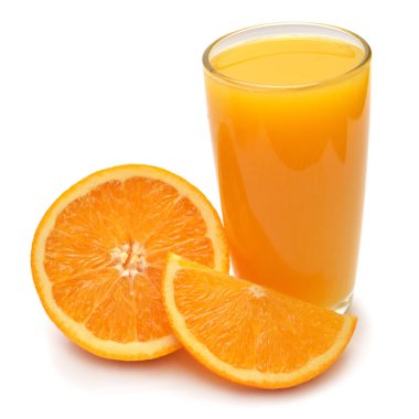 Beyaz arka planda izole edilmiş portakal suyu ve meyve suyu. Mükemmel bir rötuşlama, fotoğrafın tam derinliği. Yaratıcı sağlıklı gıda konsepti. Doğa, meyve suyu. Düz yatış, üst görünüm