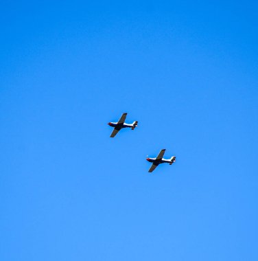 Askeri hava aracı, 2025 yılında ulusal askeri havacılık gösterisi sırasında Sırbistan 'ın başkenti Belgrad üzerinden alçak irtifa geçişi gerçekleştiriyor..