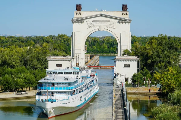 Passagierschiff Passiert Das Erste Tor Des Wolga Don Schifffahrtskanals Wolgograd — Stockfoto