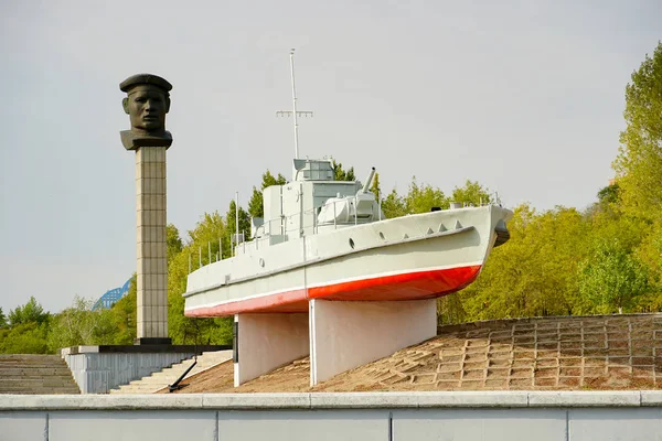 Military boat since the Second World War on a pedestal in Volgograd!