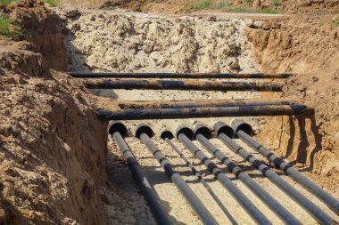 Pompa İstasyonu yol altında kol içine açmada izolasyon teknolojik boru hatları Dn50, Dn80 ve Dn150 gitmek                