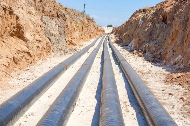Teknolojik boru hatları Dn50 ve Dn 150 bir dönüş vurgun yoluyla hendek ve yaklaşım iyi yapmak                              