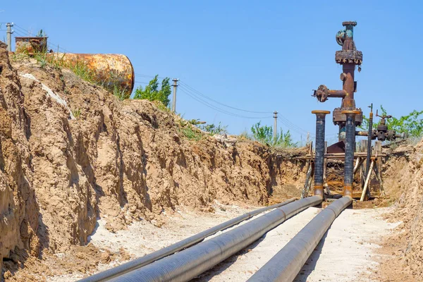 Teknolojik boru hatları Dn50 ve Dn 150 bir dönüş vurgun yoluyla hendek ve yaklaşım iyi yapmak               