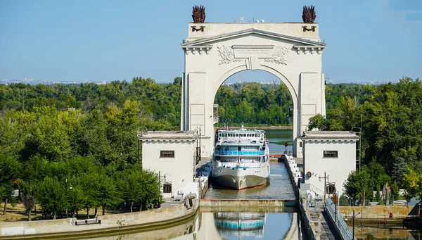 Yolcu gemisi Volga-Don nakliye kanalı'nın ilk ağ geçidi geçer. Volgograd. Rusya.                             