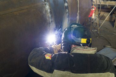 Kaynakçı yüksek deşarj kaynak metal elektrik ark kaynağı