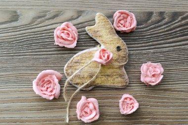 Paskalya kek. Zencefilli tavuk ve tavşan şeklinde.