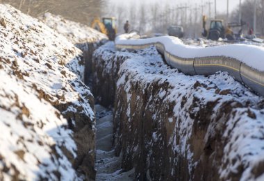 Yeni boru hattının propilen Dn 350 siperin yakınındaki kış aylarında