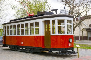 Retro tramvay. İlk tramvayın anıtı.