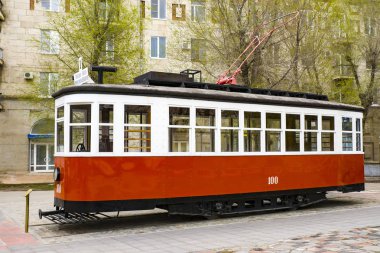 Retro tramvay. İlk tramvayın anıtı.