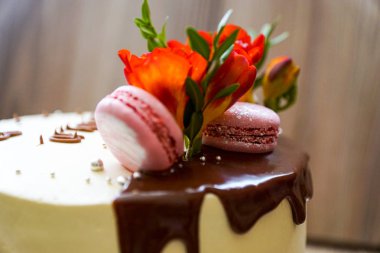 Çiçek ve bisküvi ile sünger kek