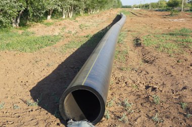            Propilen Dn 350 bir petrol rafinerisi ve orman kemer arka plan üzerinde yeni bir boru hattı                    