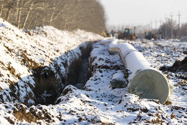 Новый Трубопровод Пропилена 350 Возле Траншеи Зимой — стоковое фото