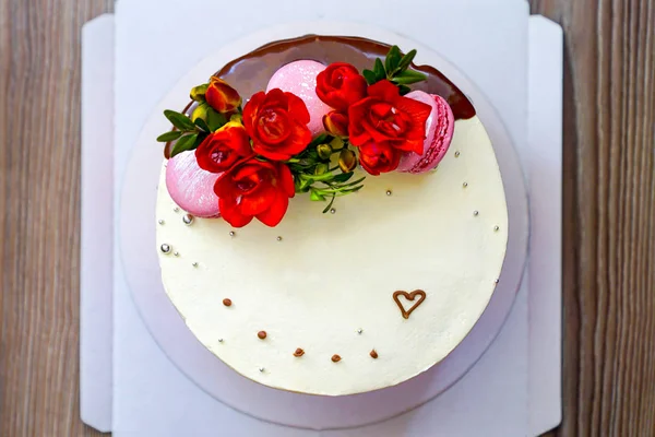 Biskuitkuchen Mit Blumen Und Keksen — Stockfoto