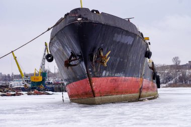 Alev kesme kullanarak bir nehir Tersanesi, eski bir gemi bertarafı                               