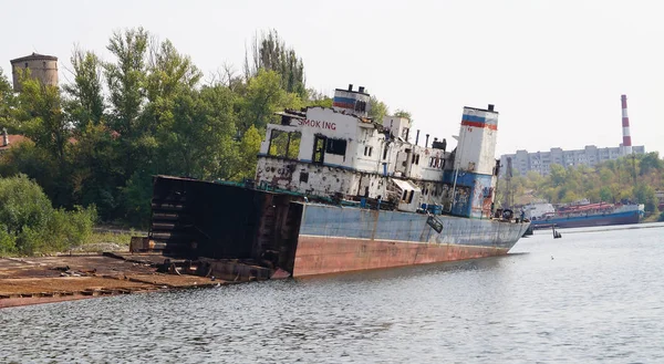 Disposal of an old ship at a river shipyard using flame cutting