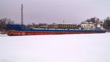 Alev kesme kullanarak bir nehir Tersanesi, eski bir gemi bertarafı                               