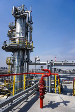 Arka planı rafinerisinde Petrol sütunun yangın söndürmek için fireplug                               