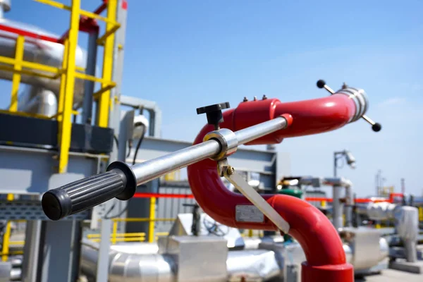 Bir petrol rafinerisinde arka planı, bir yüklemenin bir yangın söndürmek için fireplug                               