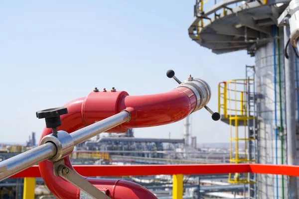 Bir petrol rafinerisinde arka planı, bir yüklemenin bir yangın söndürmek için fireplug                               