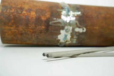 Kurumsal, özel bir laboratuvar testleri için kusurlu kaynak arka plan örneği üzerinde kaynak elektrot                               