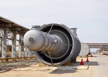 Işık petrol ürünleri imalatı için rafinerisinde teknolojik sütunun parçası. Kuyu içinde penetrasyon için.                               