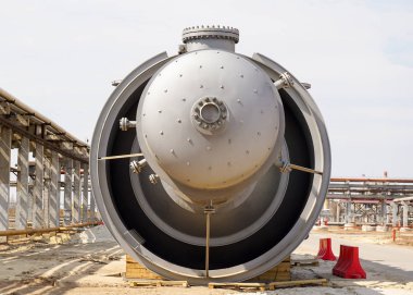 Işık petrol ürünleri imalatı için rafinerisinde teknolojik sütunun parçası. Kuyu içinde penetrasyon için.                               