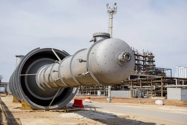 Kurulum arka plan üzerinde hafif petrol ürünleri imalatı için rafinerisinde teknolojik sütunun parçası. Kuyu içinde penetrasyon için.