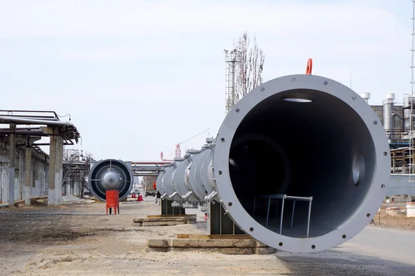 Kurulum arka plan üzerinde hafif petrol ürünleri imalatı için rafinerisinde teknolojik sütunun parçası. Kuyu içinde penetrasyon için.                               