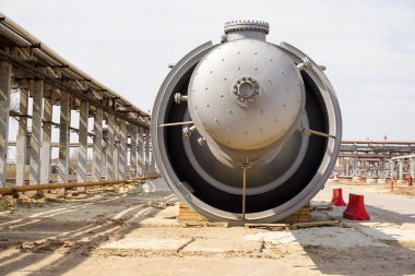 Işık petrol ürünleri imalatı için rafinerisinde teknolojik sütunun parçası. Kuyu içinde penetrasyon için.                               