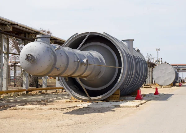 Işık petrol ürünleri imalatı için rafinerisinde teknolojik sütunun parçası. Kuyu içinde penetrasyon için.                              