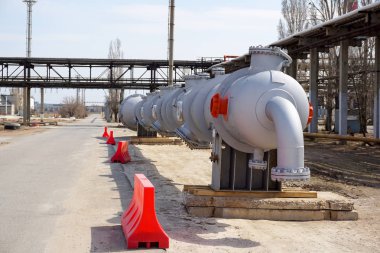 Kurulum arka plan üzerinde hafif petrol ürünleri imalatı için rafinerisinde teknolojik sütunun parçası. Kuyu içinde penetrasyon için.                               