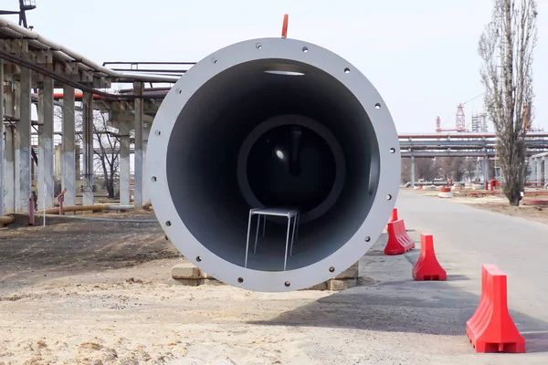 Kurulum arka plan üzerinde hafif petrol ürünleri imalatı için rafinerisinde teknolojik sütunun parçası. Kuyu içinde penetrasyon için.                            