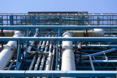Petrol boru hattı Dn800 yerden 57m yükseklikte ısı ve ısı yalıtımı ile kaplı                               