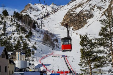 Eski teleferik Azau Glade kulübede. Prielbrusye. Kar temizleme makinesi doruklarına Elbruz Dağı. Kuzey Kafkasya. Russia.North Kafkasya. Rusya.                              