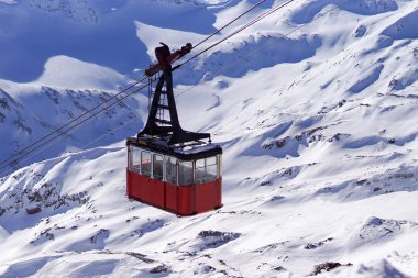 Eski teleferik Azau Glade kulübede. Prielbrusye. Kar temizleme makinesi doruklarına Elbruz Dağı. Kuzey Kafkasya. Rusya.                               
