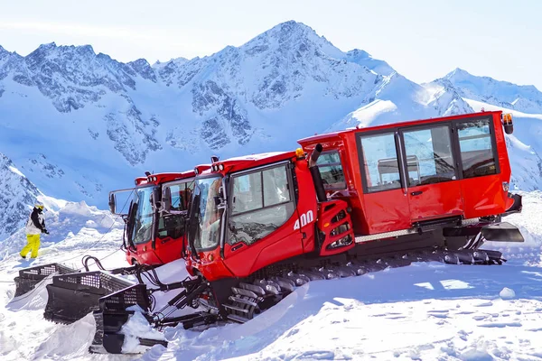 Zachránit Stroj Odklízení Sněhu Hledáním Lidí Lavině Elbrus Pohoří Severním — Stock fotografie