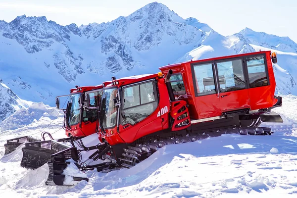 Makine için kar temizleme ve insanlar için bir çığ sonra arama kurtarma. Elbrus. Rusya'nın Kuzey Kafkasya'da dağ aralıkları                              