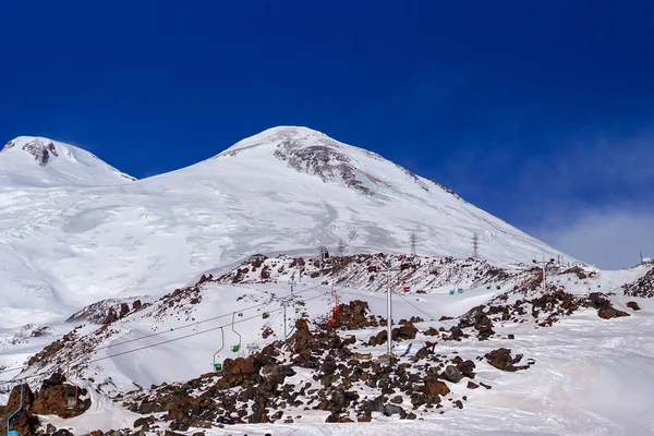 Asansörler dağ. Kayak kayak izi. Elbrus. Rusya'nın Kuzey Kafkasya'da dağ aralıkları                              