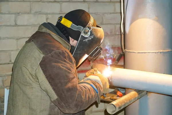 Soldador Suelda Tuberías Tecnológicas Con Soldadura Manual Arco Para Una —  Fotos de Stock