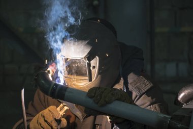 Bir profesyonel kaynakçı bir boru Dn50 çapında bir petrol rafinerisi Rusya'da işlemi boru hattı için kaynaklar.